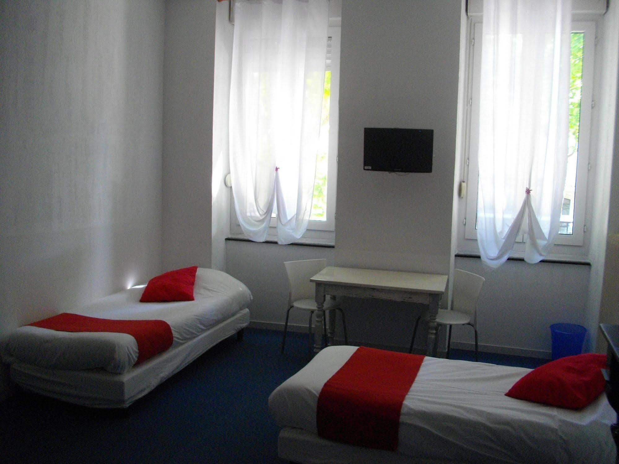 Hotel Central Каркассонн Екстер'єр фото